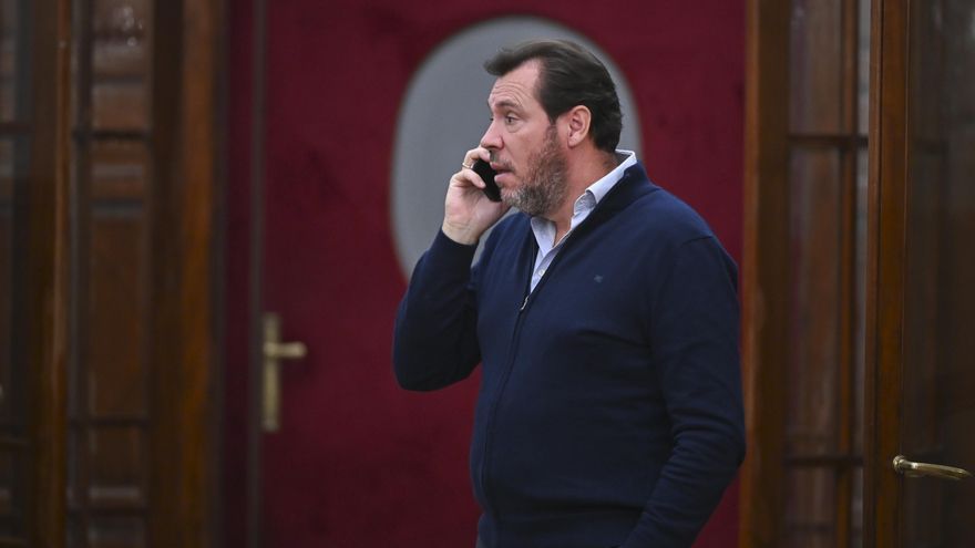 Óscar Puente habla por teléfono durante el pleno celebrado en el Congreso de los Diputados, en Madrid.