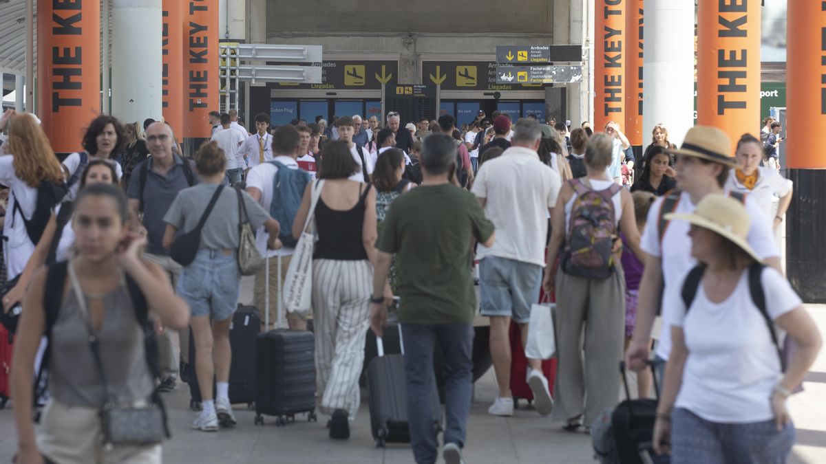 Turistas en el aeropuerto de Palma.