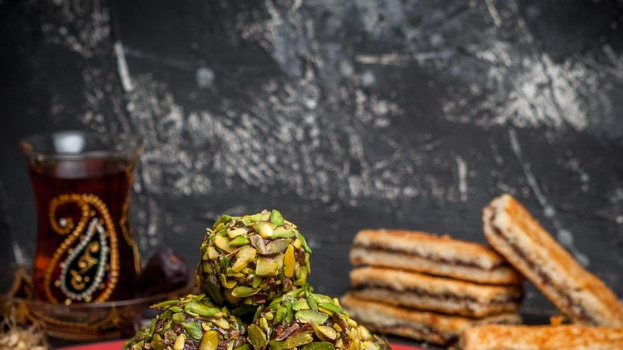 Así se preparan los auténticos panellets de pistacho, el dulce tradicional de Todos los Santos