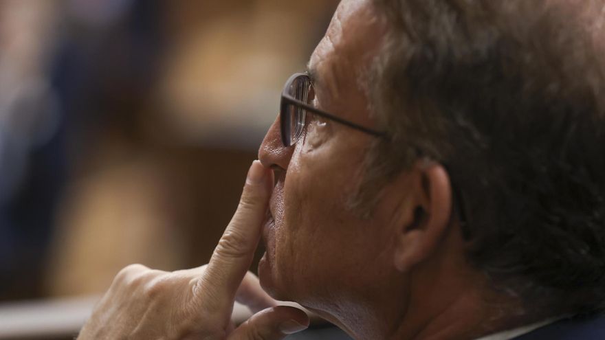 El presidente del Partido Popular, Alberto Núñez Feijóo, durante la primera sesión del debate para su investidura a la Presidencia del Gobierno, este martes en el Congreso.
