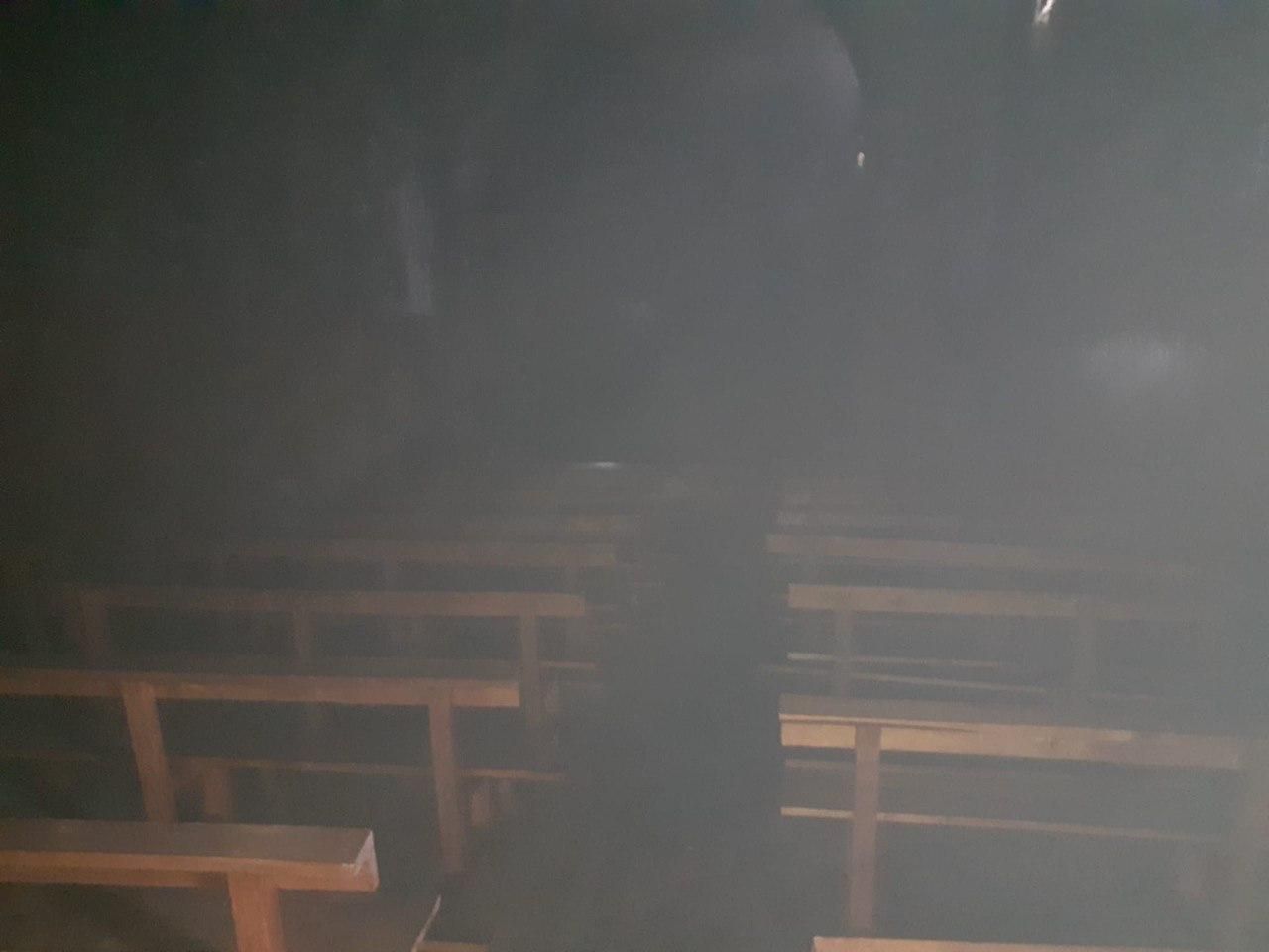 Así ha quedado el interior de la iglesia quemada en Cimanes de la Vega.