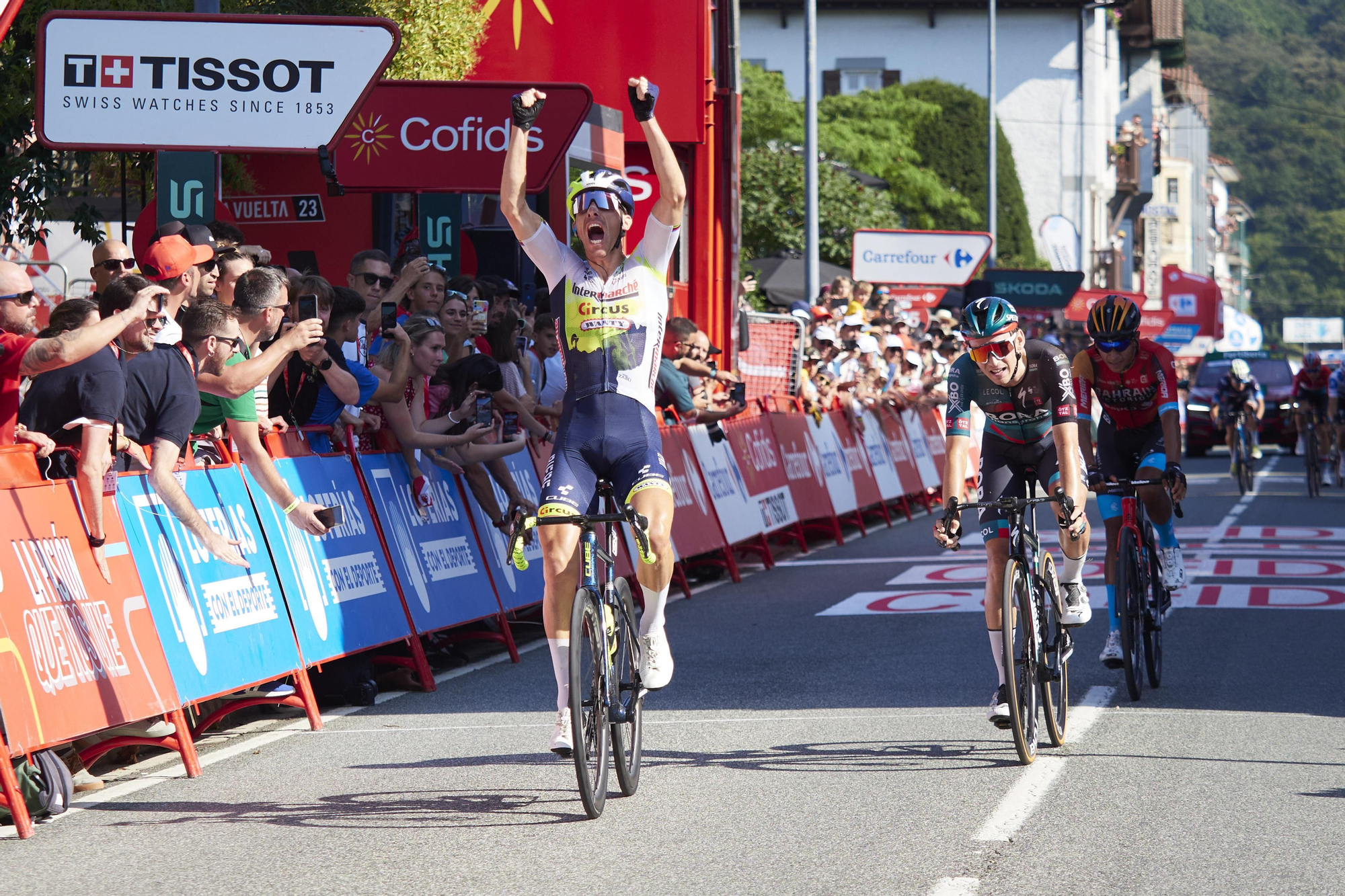 El ciclista portugués Rui Costa celebra su victoria en Lekunberri.