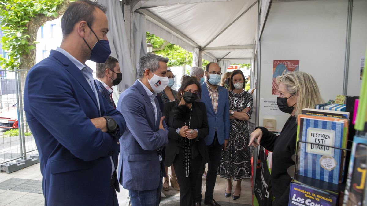 El vicepresidente del Gobierno y el alcalde de Torrelavega inauguran la Feria del Libro.