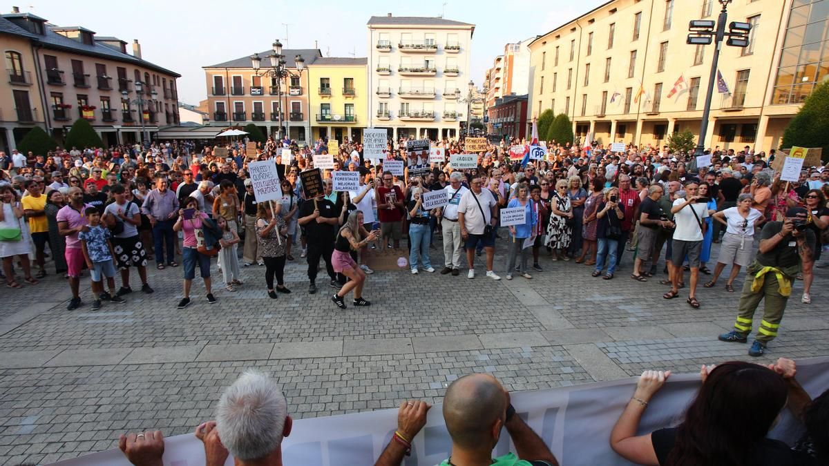 Emoción en la protesta contra la gestión de la Junta en los incendios forestales en Ponferrada.