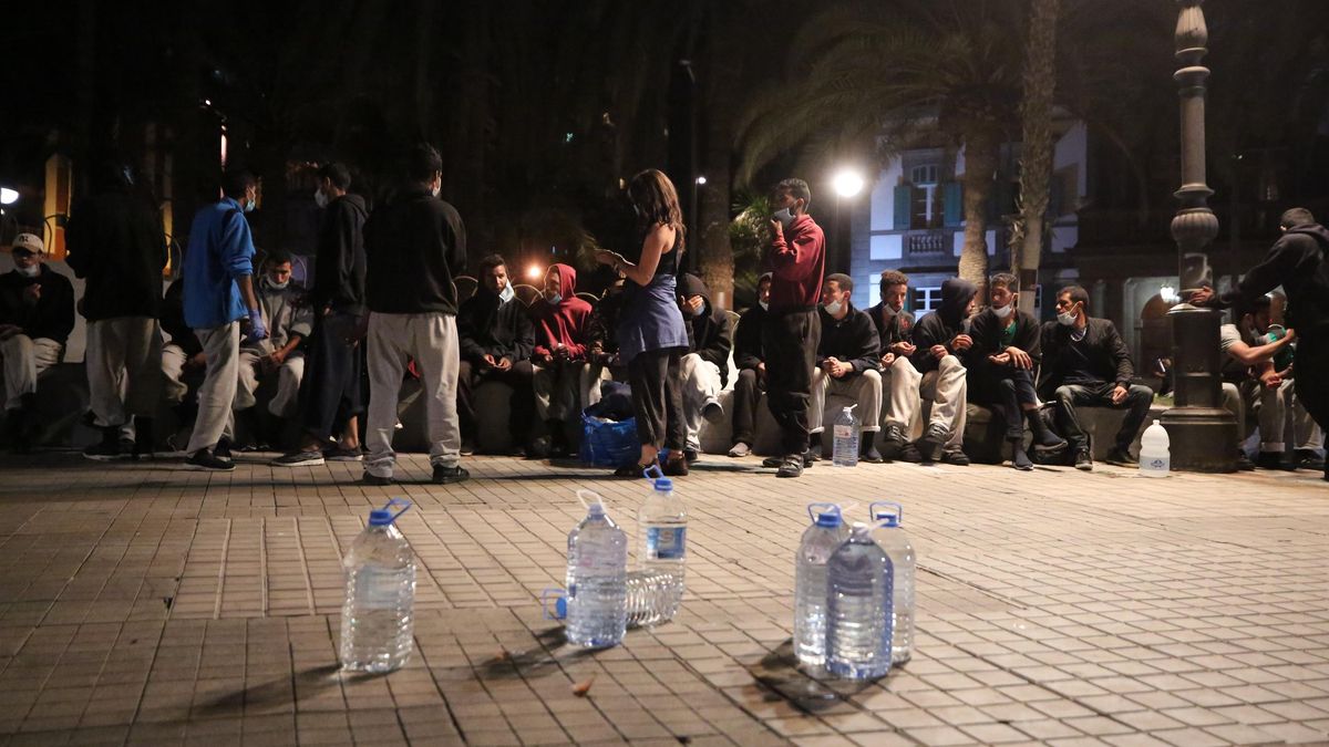 La larga espera de los migrantes en la calle para ser alojados