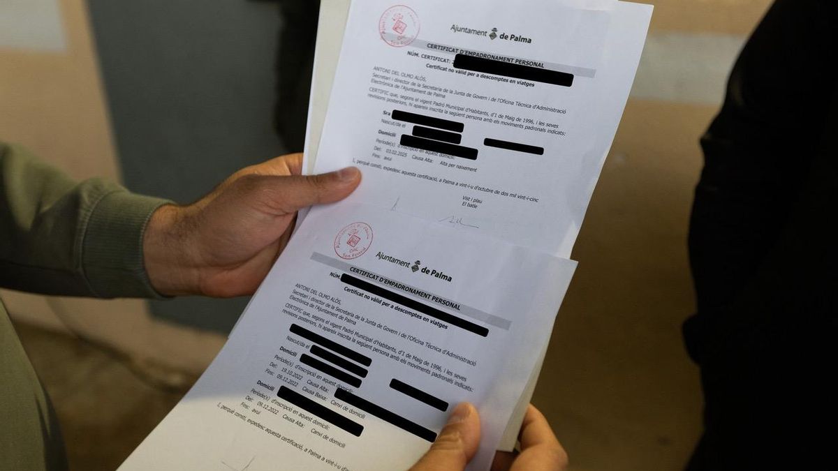 Uno de los vecinos muestra su certificado de residencia