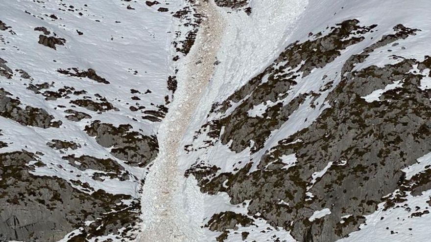 Alud de nieve que ha enterrado la carretera de acceso a Tresviso.