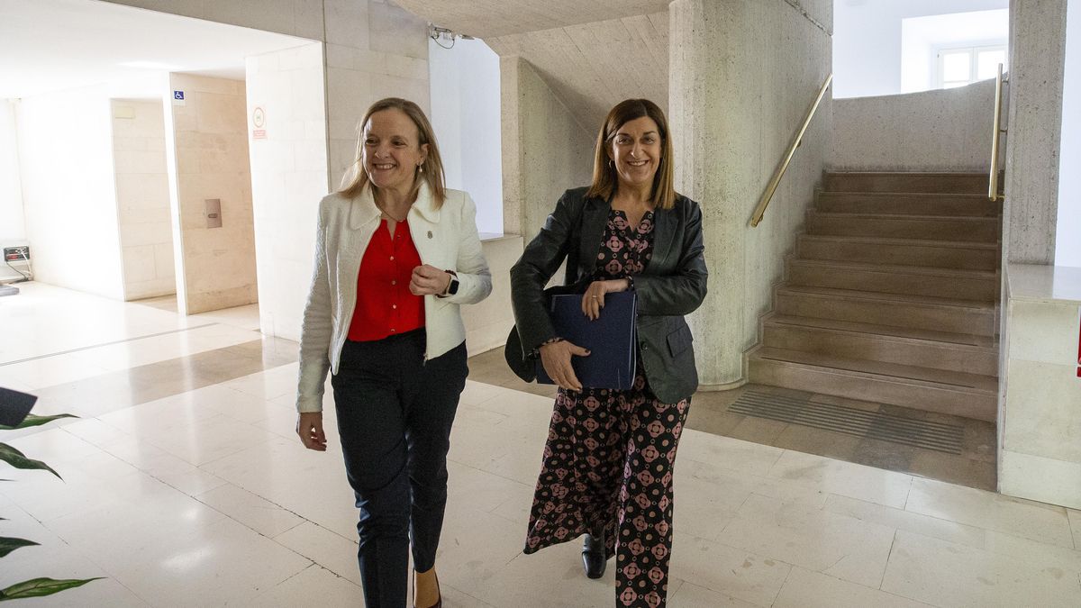 La presidenta de Cantabria, María José Sáenz de Buruaga, acompañada de la consejera de Presidencia, Isabel Urrutia.