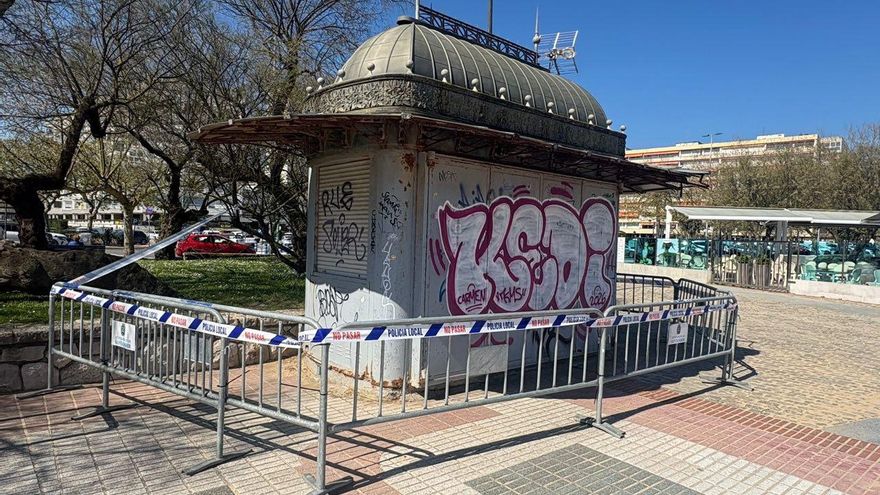 Santander precintada: metros y metros de plástico 'adornan' la ciudad tras el colapso mortal de la pasarela de El Bocal