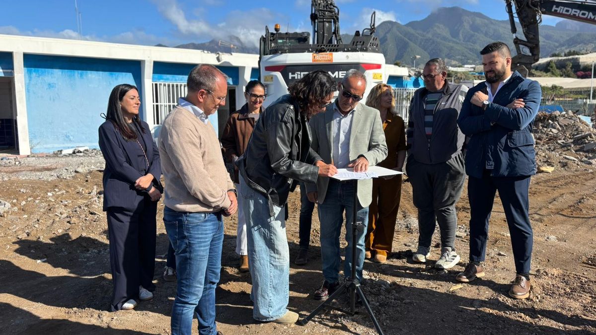Las palas ya trabajan en la demolición del colegio de La Laguna: uno de los símbolos de la recuperación tras el volcán