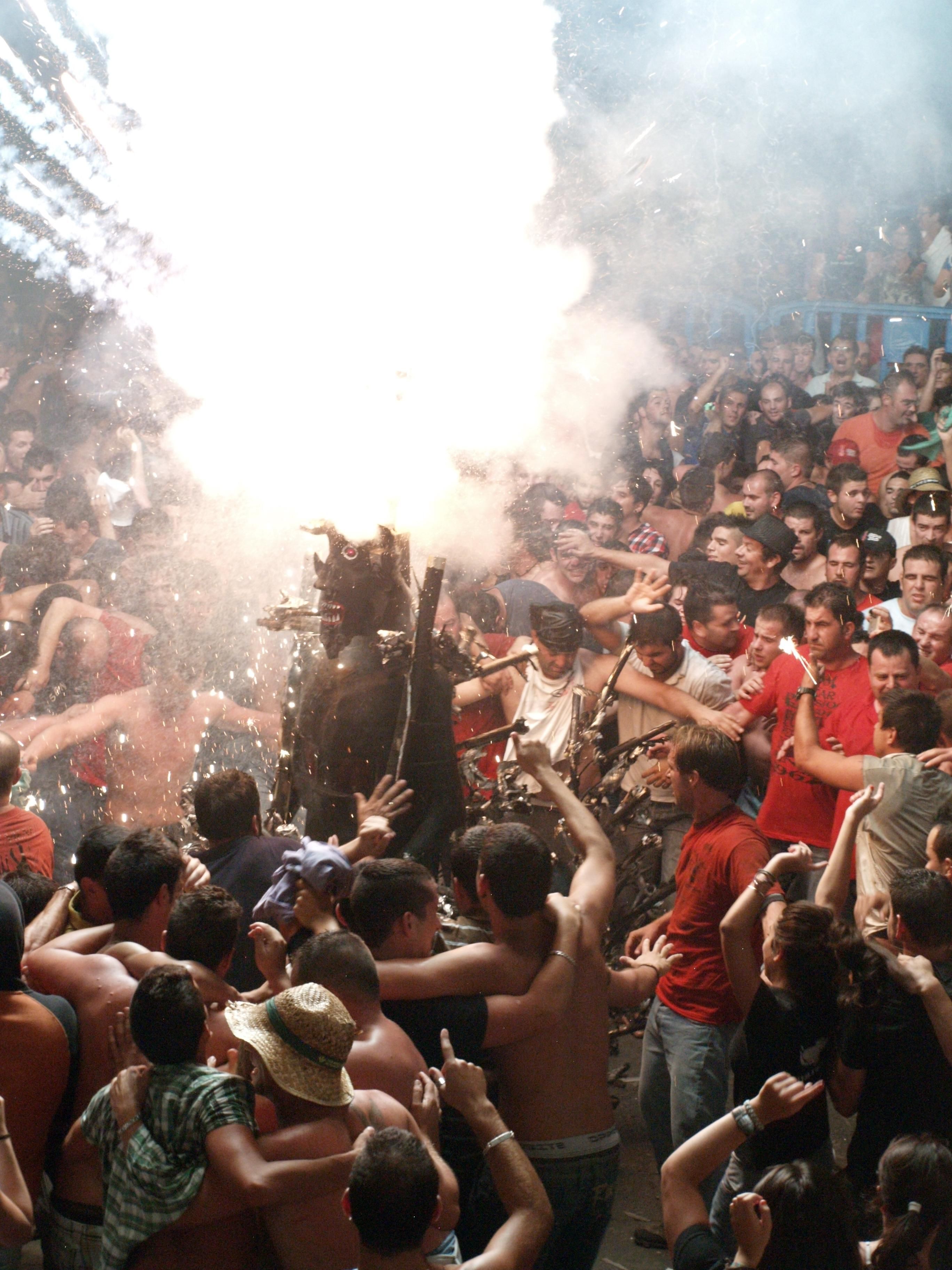 Con la explosición de la cabeza termina la danza del Diablo de Tijarafe (2010). Foto: MVH