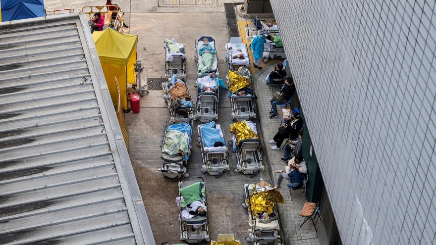 Patients showing Covid-19 symptoms lie on beds outside the Accident and Emergency Department at Caritas Medical Centre in Hong Kong, China, 15 February 2022. Hong Kong's medical system has been overloaded by the fifth-wave Covid-19 outbreak while authorities have reported more than 1,600 confirmed cases and 5,400 suspected infections on 15 February.