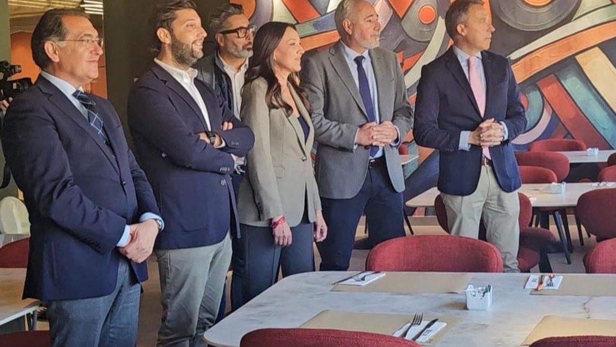 La consejera Carmen Conesa y el alcalde de Lorca, Fulgencio Gil, durante su visita al hotel Jardines de Lorca