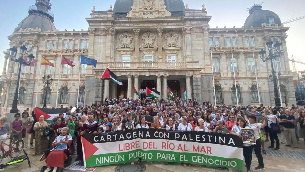 Colectivos propalestinos en una concentración en las puertas del Ayuntamiento de Cartagena. CEDIDA