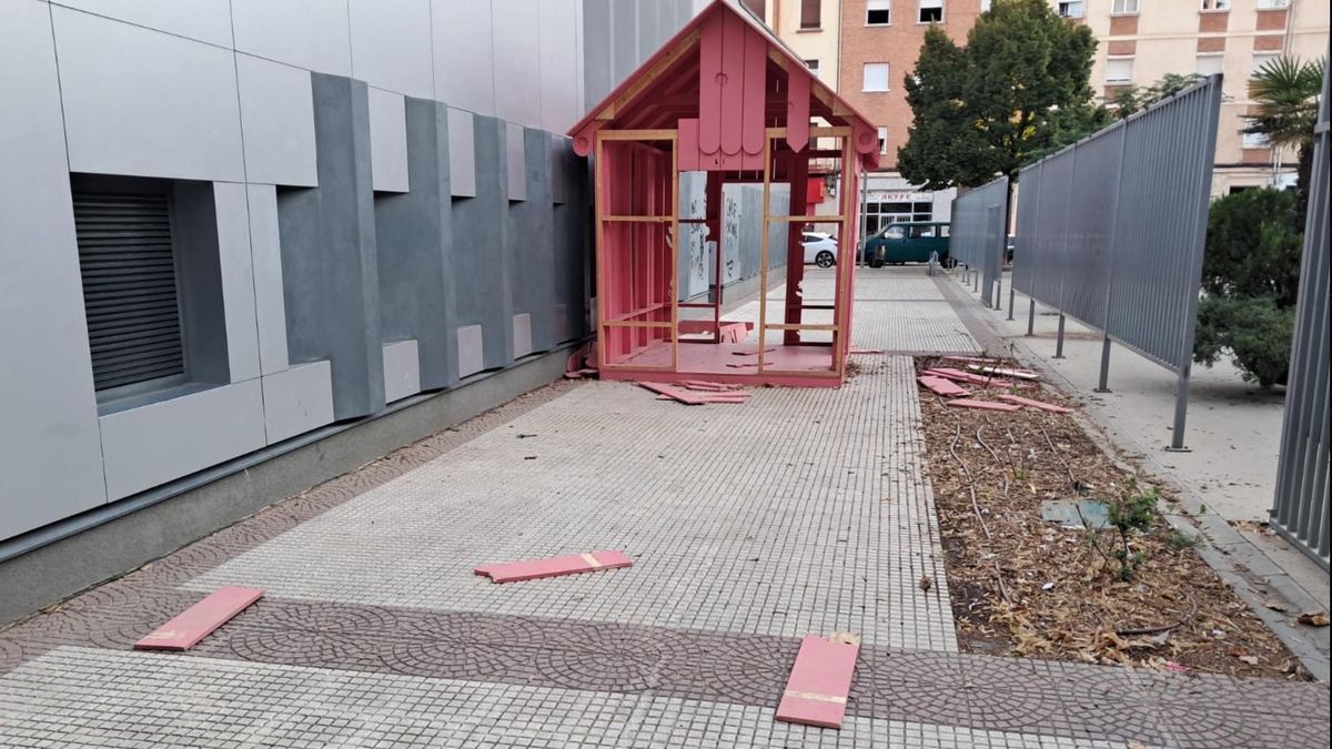 Destrozan la caseta rosa de la Plaza de los Cuentos dos meses después de instalarse