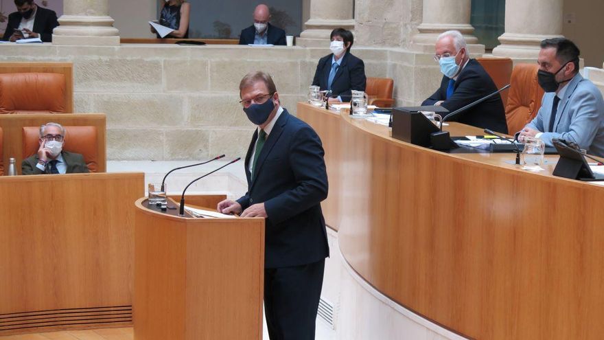 El Parlamento acuerda crear protocolos de cuidado y asistencia sanitaria en residencias