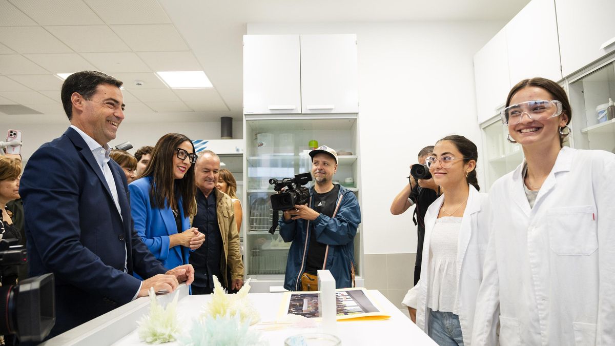 El lehendakari Imanol Pradales y la consejera Begoña Pedrosa con alumnas del IES Etxebarri BHI.