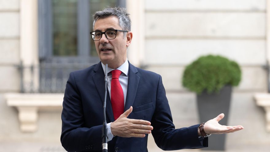Félix Bolaños atiende a los medios a su llegada a la clausura de una jornada sobre la protección de los menores en el entorno digital, en el Congreso, a 17 de octubre de 2025.