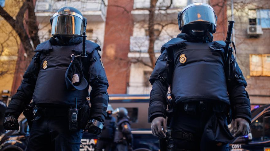 La Justicia revoca el sobreseimiento contra cinco agentes de 'la patada en la puerta' y ordena que se les juzgue