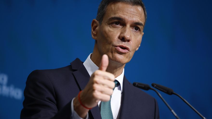 El presidente del Gobierno, Pedro Sánchez, pronuncia un discurso durante la clausura del acto ‘España, vanguardia de la industria verde’, en el que se hará oficial la adhesión de España a la alianza que impulsa el Foro Económico Mundial para descarbonizar sectores como la aviación y el transporte marítimo y por carretera, este lunes en Madrid. EFE/ Daniel González