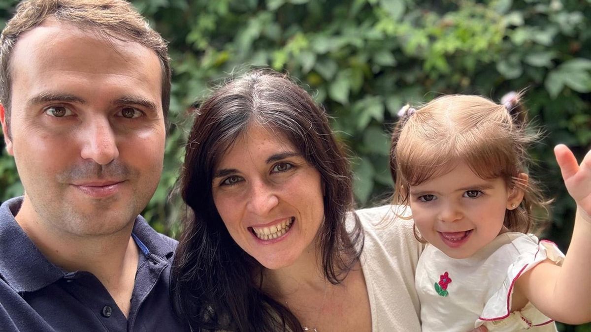 Claudia con sus padres, Elena e Ignacio 