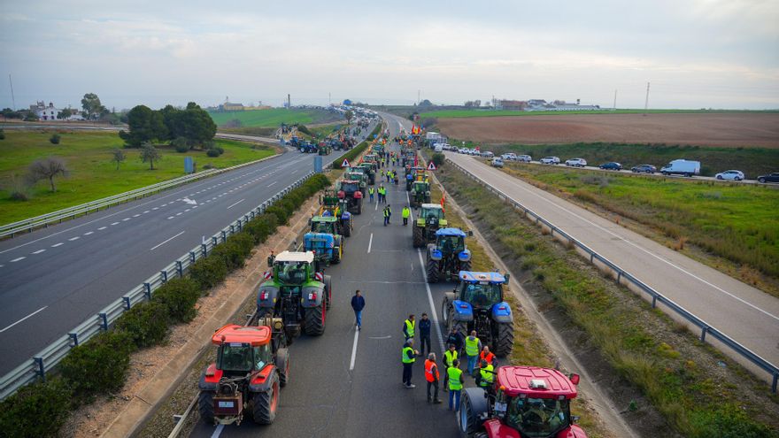 Imagen de archivo de tractores en una de las protestas anteriores de los agricultores en la provincia de Sevilla