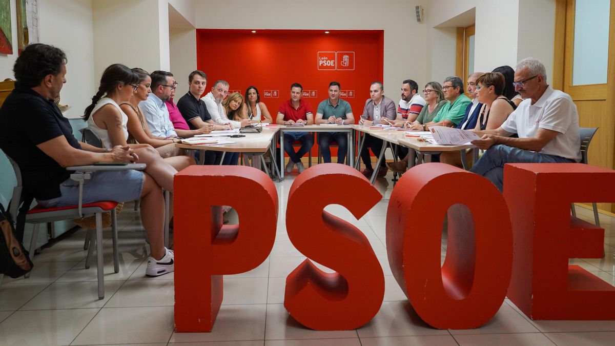 Reunión en León del secretario de Organizacición del PSOE autonómico, Daniel de la Rosa.