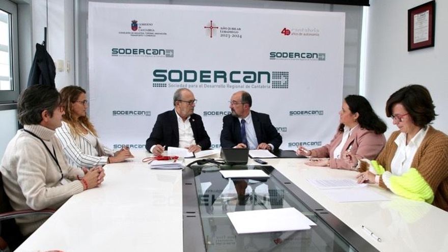 El consejero de Industria, Javier López Marcano, y el consejero delegado de SODERCAN, Rafael Pérez Tezanos, con las delegadas de personal de SODERCAN.- Archivo