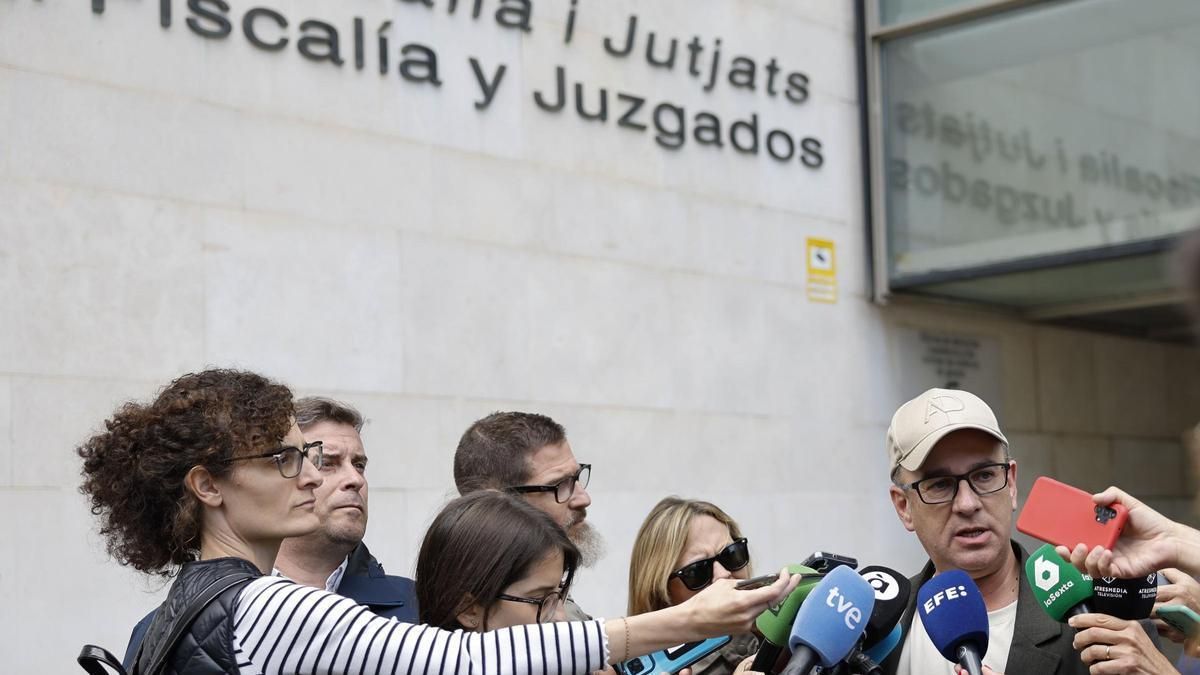 Francisco Vallés atiende ayer a los medios de comunicación a su salida de la Ciudad de la Justicia, tras su declaración del pasado 9 de mayo.