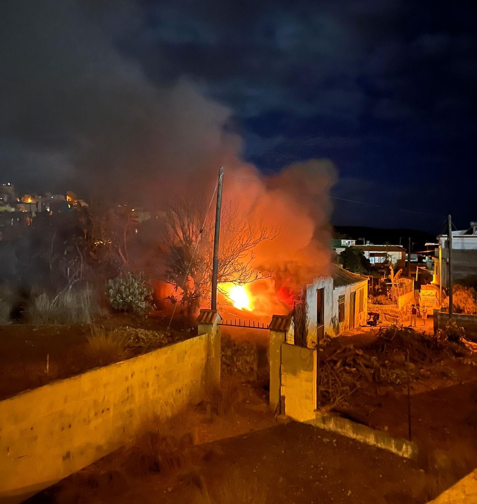 Incendio en una casa deshabitada en Los Llanos de Aridane. BOMBEROS LA PALMA