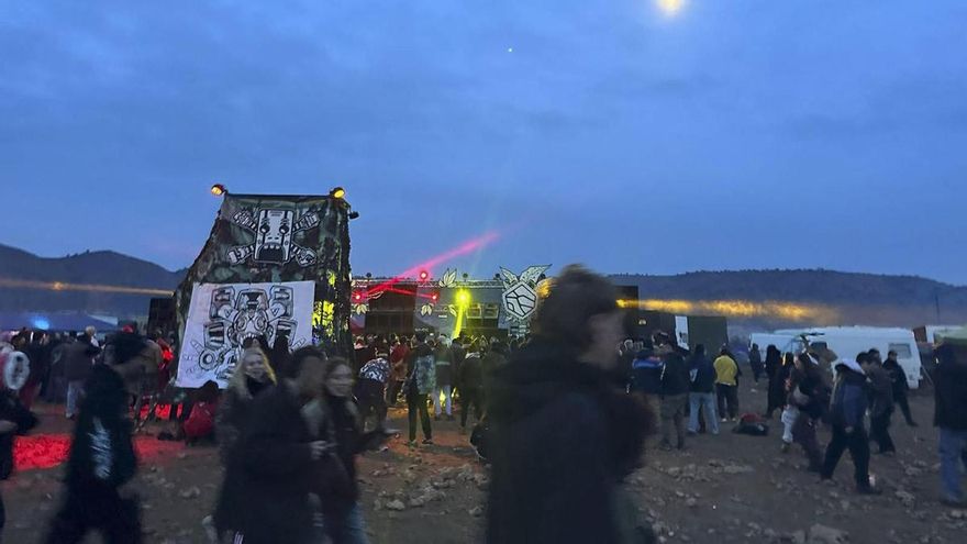 Más de 10.000 vehículos en una rave en la provincia de Albacete junto a un embalse: "El ambiente es bueno"