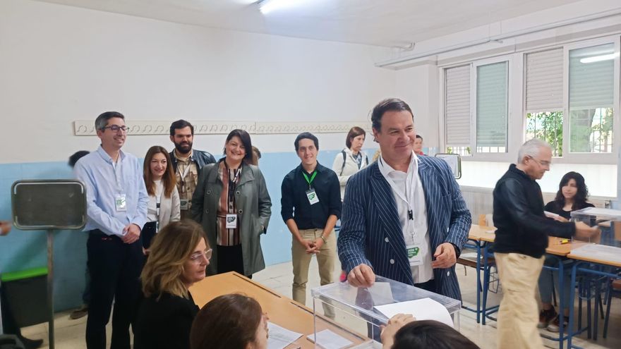 Manuel Carlos Vallejo ejerce su derecho al voto.