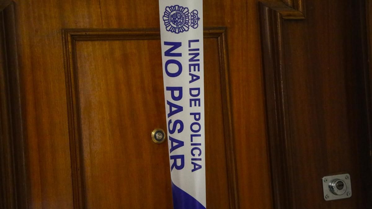 Precinto policial en la vivienda donde se ha cometido el presunto parricidio