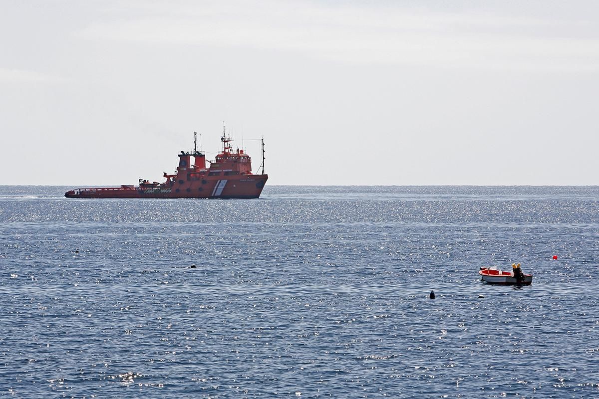 Tres barcos de Salvamento Marino recogiendo fuel frente a la costa de Tasarte. (Foto: Alejandro Ramos)