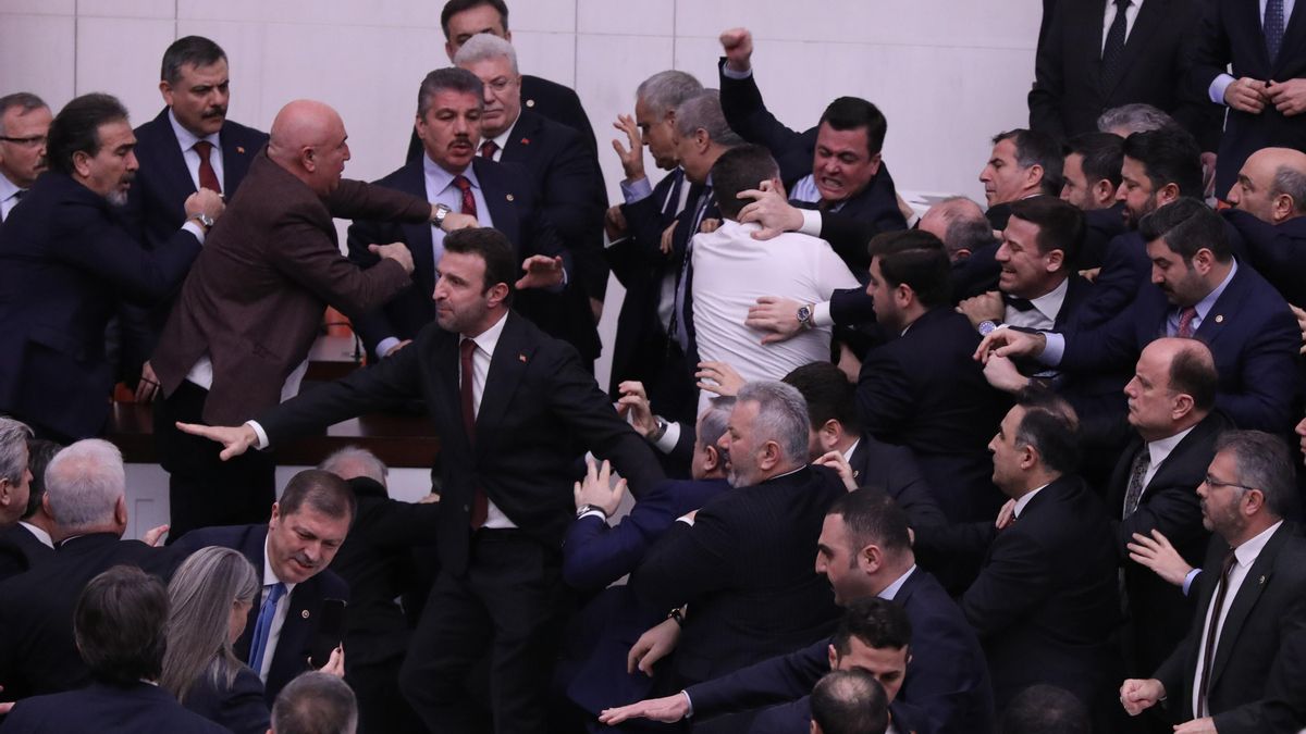 Pelea a puñetazos en el Parlamento de Turquía por el polémico nombramiento del nuevo ministro de Justicia de Erdogan