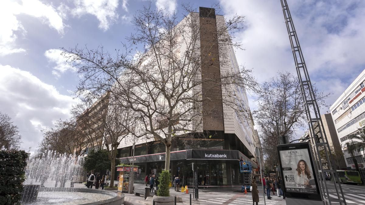 Sede central de la antigua Cajasur, ya con el rótulo de Kutxabank en Córdoba.