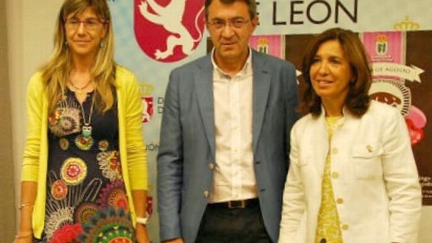 Camino Anzules (izq), teniente de alcalde del PP en Benavides y ahora directora de la estación de esquí pública de Leitariegos, junto al presidente de la Diputación, Juan Martínez Majo.