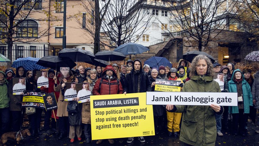 Acto de Amnistía Internacional Noruega para renombrar la calle donde se encuentra la embajada saudí en Oslo como "Jamal Khashoggi Gate"