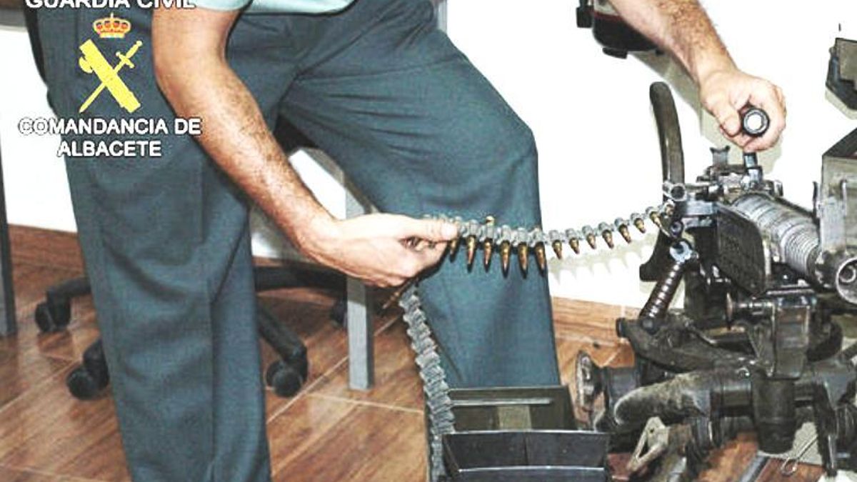 Cientos de rifles ilegales, vendidos desde una nave en Hellín: hay dos acusados que pueden ir 12 años a la cárcel