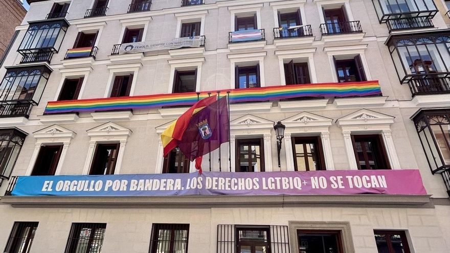 Banderas LGTBQ+ en los balcones de Más Madrid y PSOE en el Edificio de Grupos Municipales