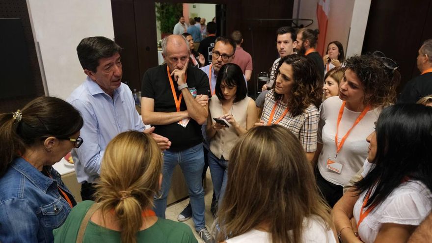 El candidato de Ciudadanos a la Junta de Andalucía, Juan Marín, habla con periodistas