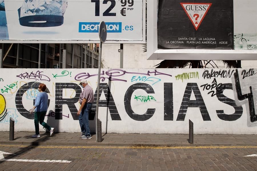 Una pareja pasea por la capital tinerfeña este domingo. (Efe / Ramón De La Rocha)