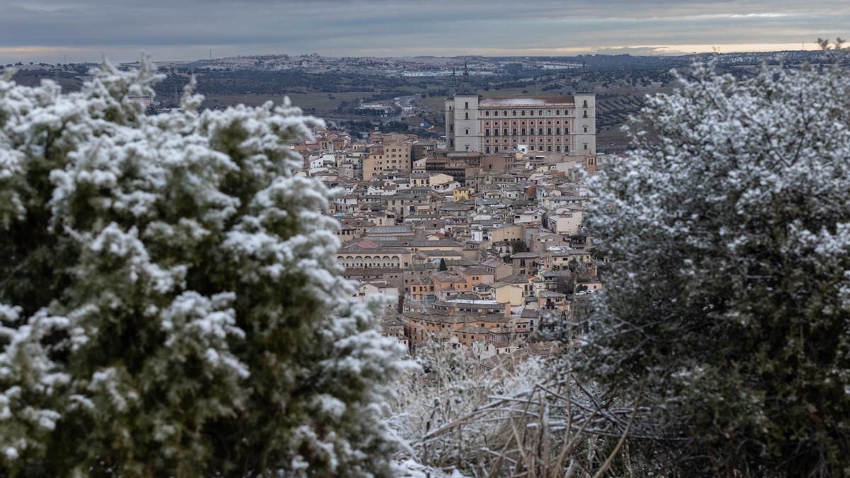 La borrasca Francis ha dejado una ligera nevada a su paso por la ciudad de Toledo.
