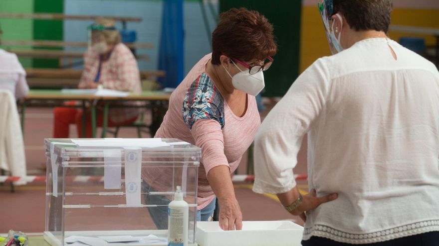 Una mujer acude a votar en las elecciones autonómicas de Galicia en la población de Burela, en la comarca de A Mariña, Lugo, Galicia (España), a 12 de julio de 2020.