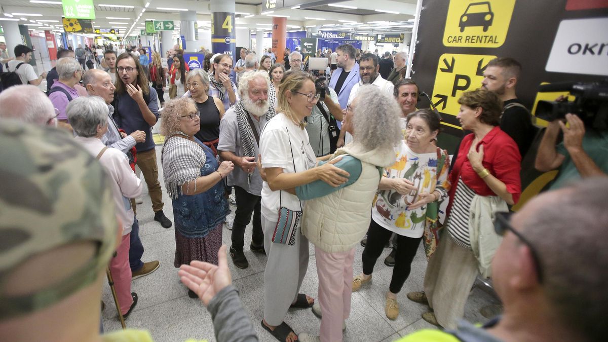 Las activistas mallorquinas de la flotilla Lucía Muñoz, Alejandra Martínez y Reyes Rico, durante la llegada al aeropuerto de Palma.