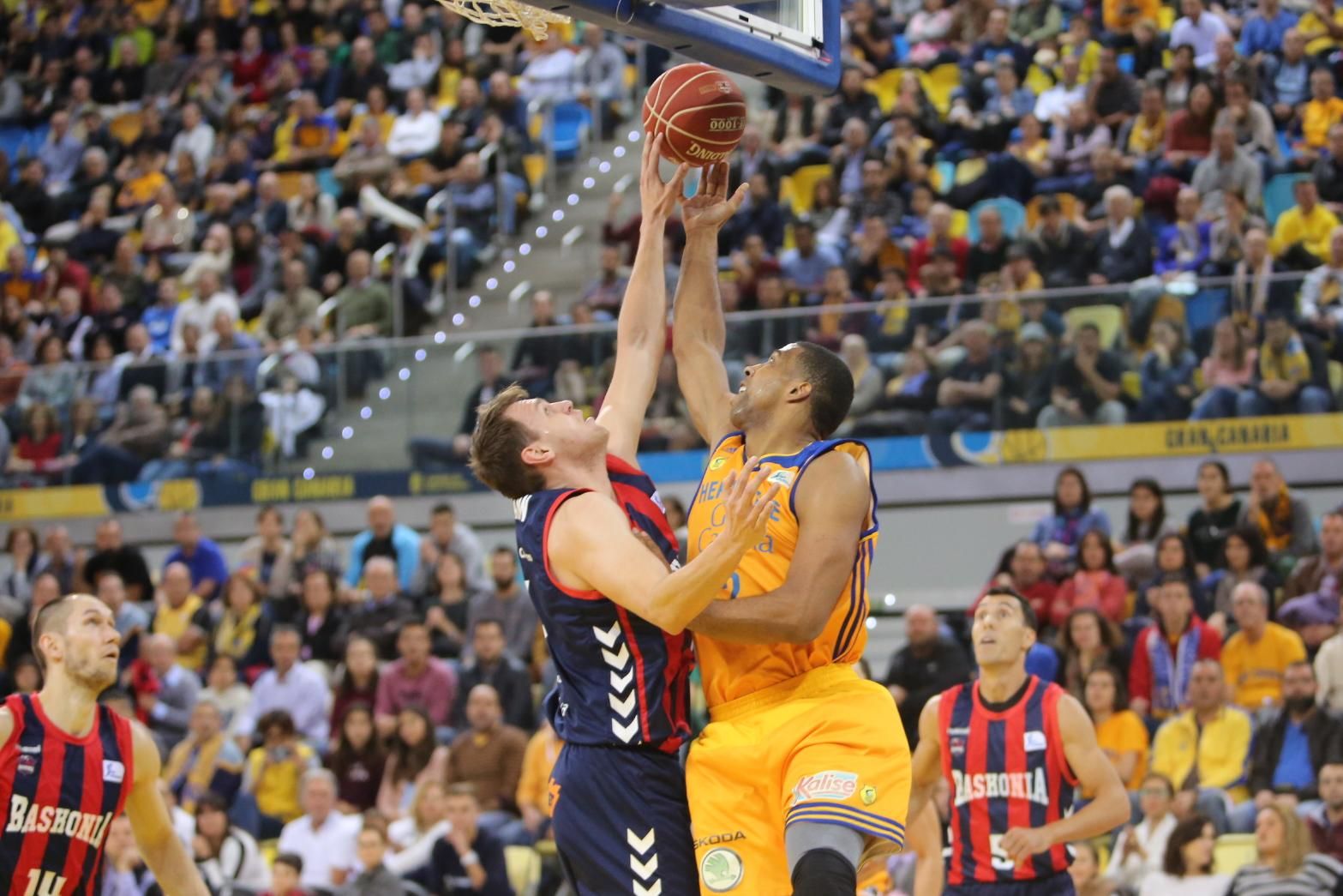 Imágenes del encuentro entre el Herbalife Gran Canaria y el Saski Baskonia. Alejandro Ramos.