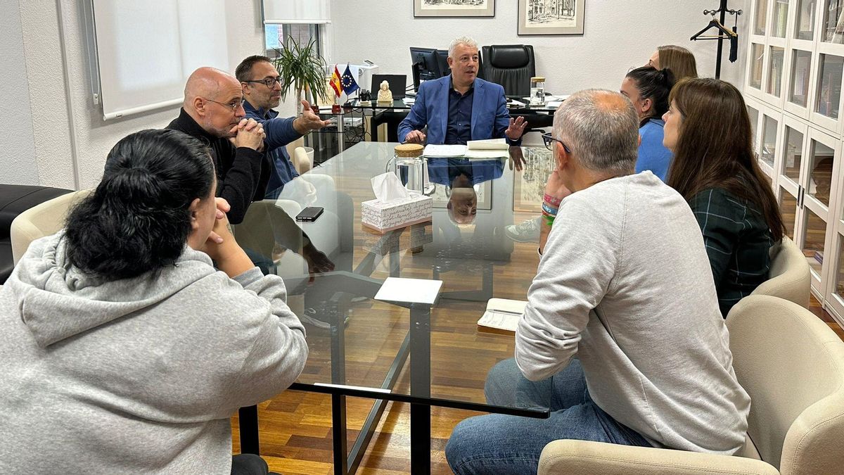 Un momento de la reunión del secretario autonómico de Educación, Daniel McEvoy, con los representantes de los Ampa de los centros de las zonas afectadas por la DANA del 29 de octubre.