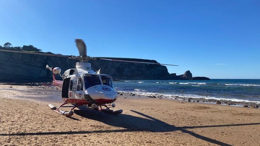 Intervención del helicóptero en la playa de Langre