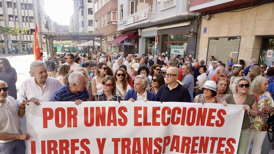 Más de cien personas exigen unas elecciones “limpias y transparentes” en el Colegio de Médicos León