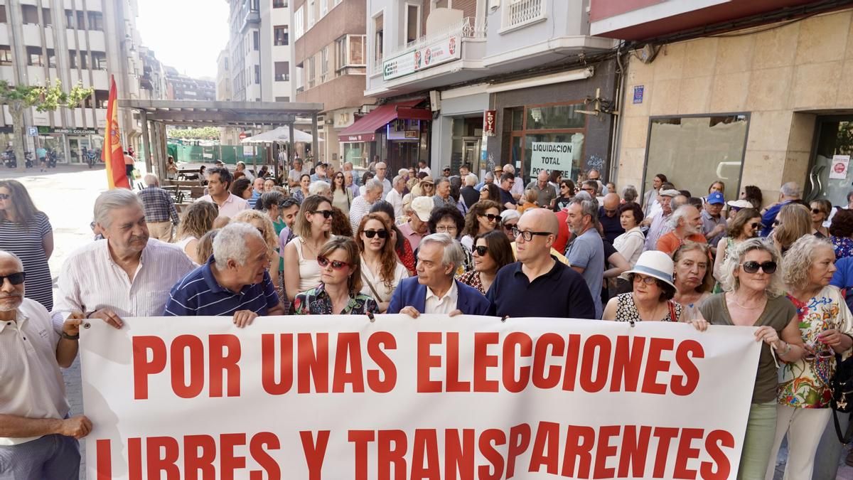 Concentración de protesta para pedir unas elecciones “limpias y transparentes” en el Colegio de Médicos León.
